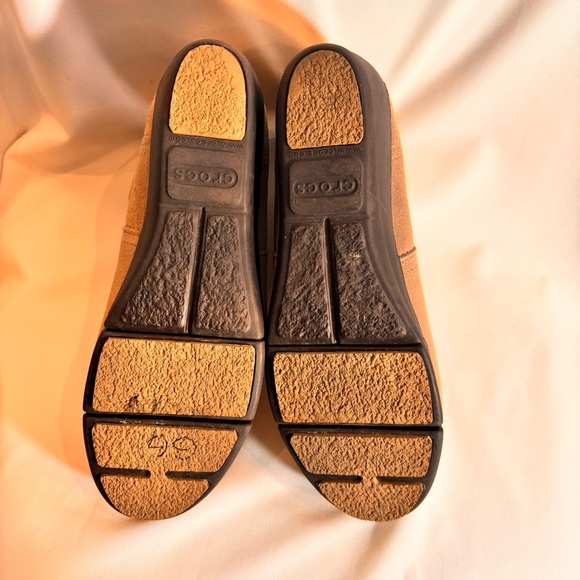 CROCS Sz 9 Tan Suede Ankle Chelsea Ankle Pull On Boots Low Wedge Soles - Picture 10 of 13